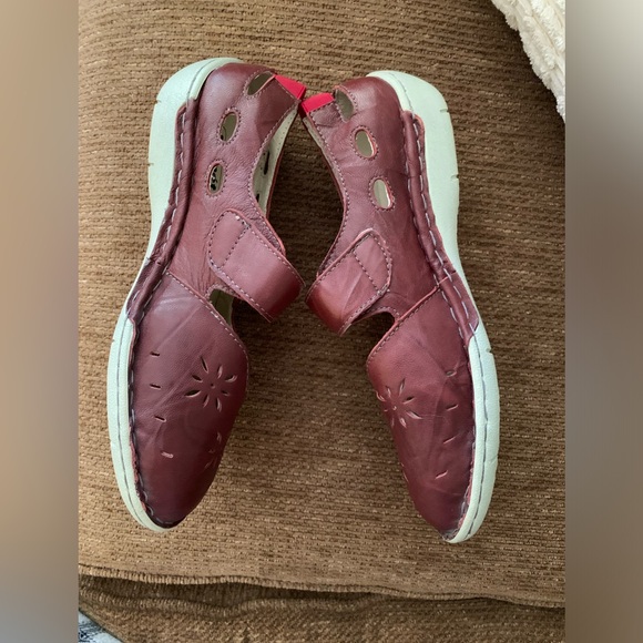PROPET NWOT Women’s Chloe Mary Jane Burgandy Velcro Strap Cut Out Shoe 9.5 - Picture 3 of 7